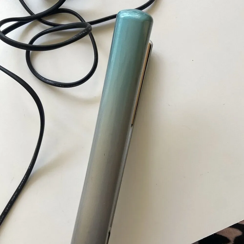 Chi 1 Inch Ceramic Hairstyling Flat Iron Blue/Silver Ombre Model GF 1001 35W